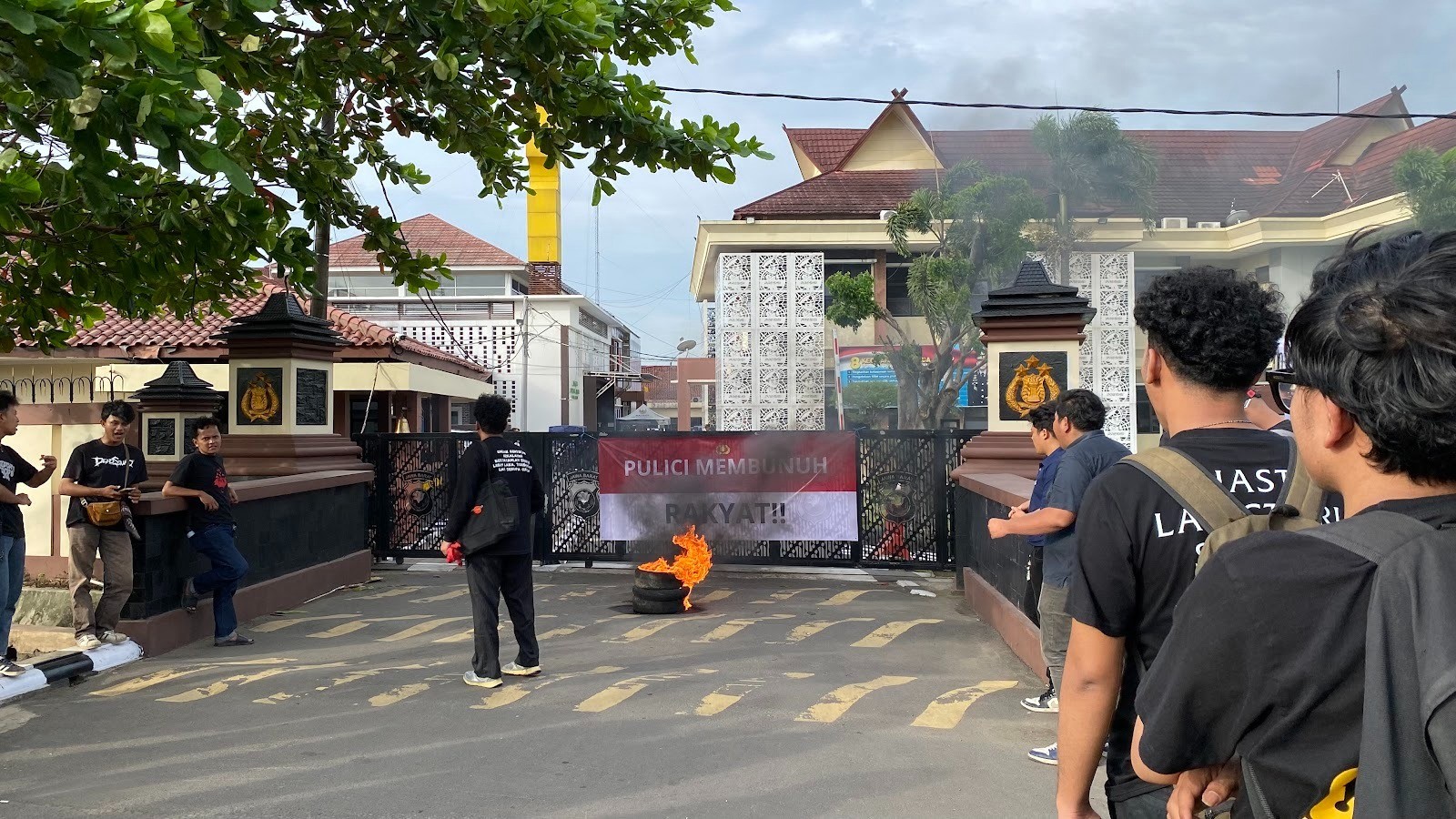 Thumbnail Artikel Kawal Kasus Arianto Tawakal: Massa Menggelar Aksi Solidaritas  di Depan Mapolres Karawang