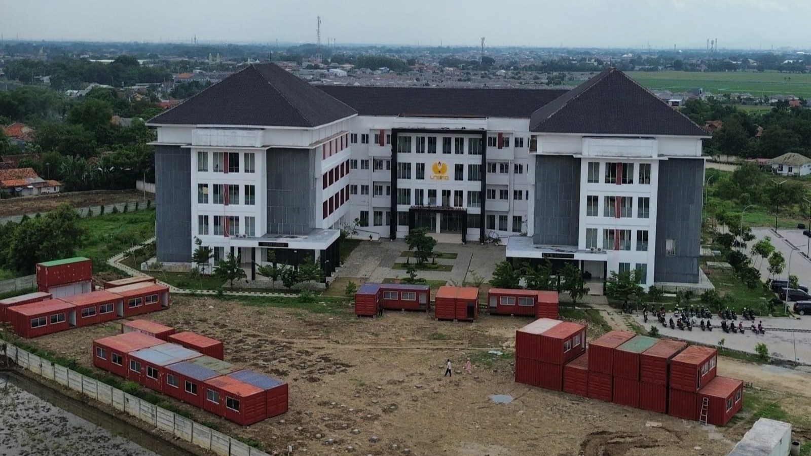 Thumbnail artikel Bedah Pengadaan Kelas Kontainer di Unsika: Antara Fasilitas, Anggaran, dan Kenyamanan Mahasiswa