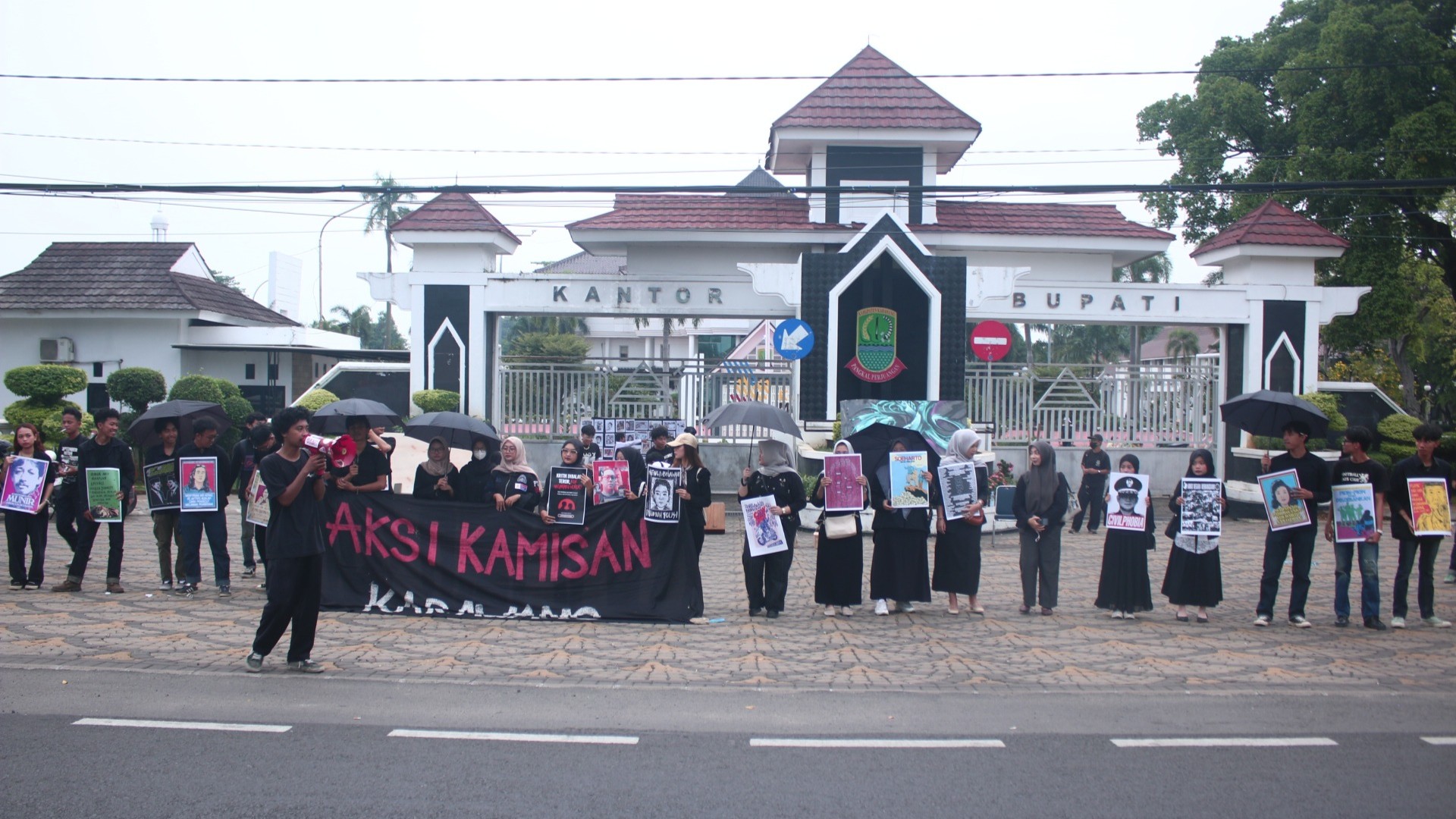 Thumbnail artikel Aksi Kamisan Karawang ke-300 Bergeser ke Kantor Pemda, Tagih Keadilan untuk Korban pelanggaran HAM