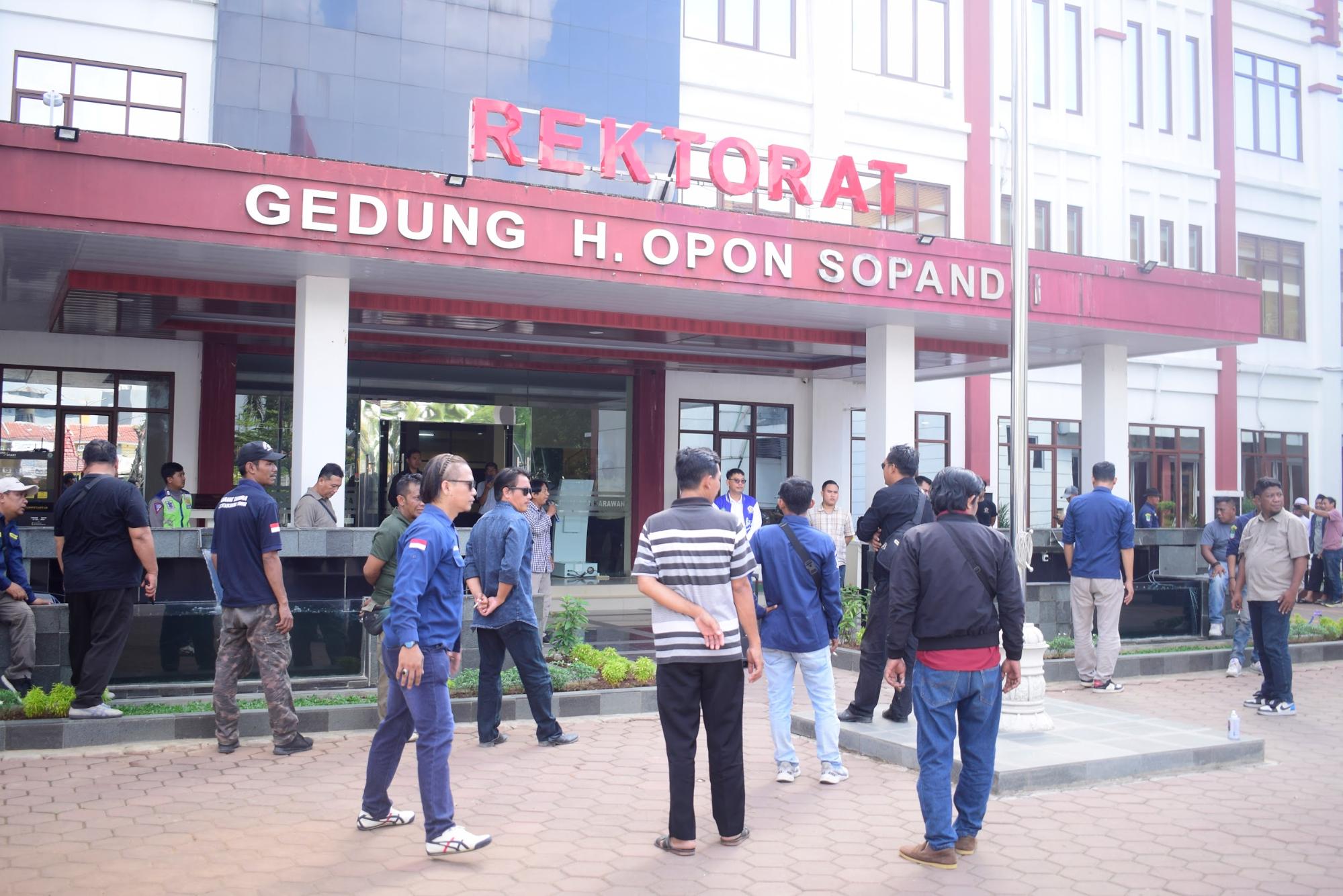 Thumbnail artikel Sedikitnya Masyarakat Karawang yang diterima di Unsika, Aliansi Katar hingga Serikat Petani Kab. Karawang Adakan Aksi