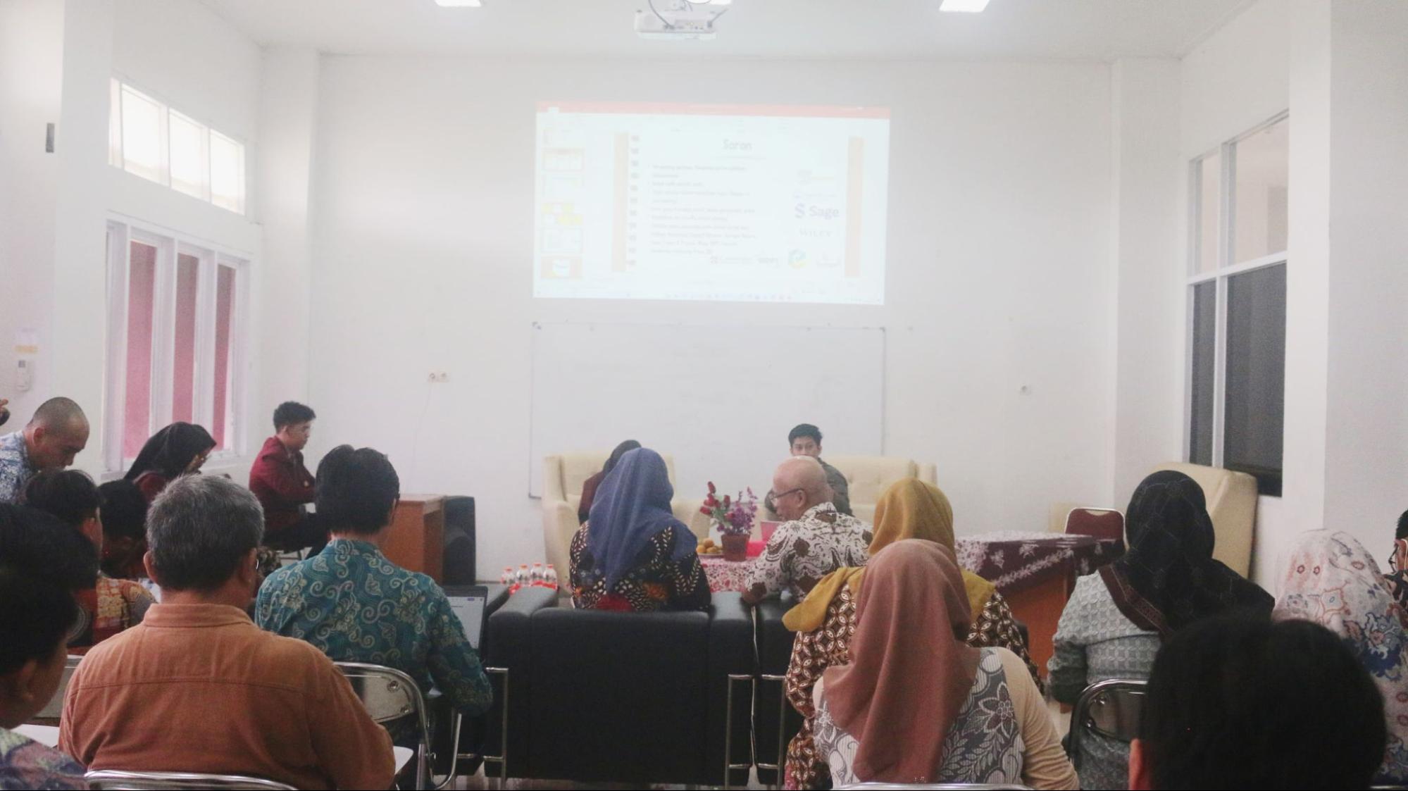 Thumbnail artikel Dongkrak Kompetensi Dosen FISIP Unsika, IKOM 2C Adakan Seminar Penulisan Jurnal Internasional