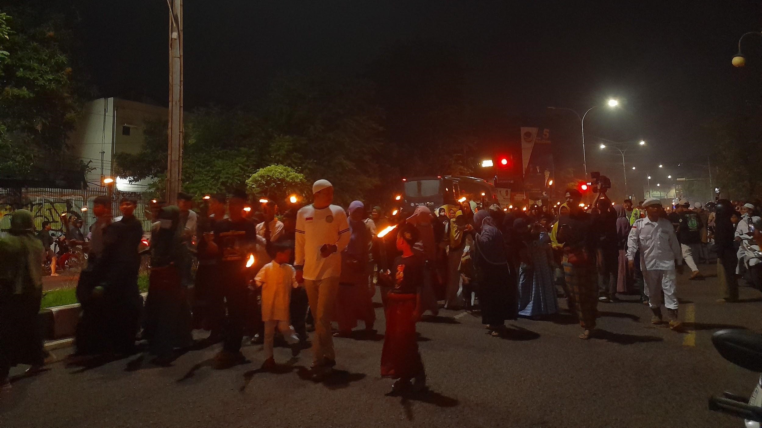 Thumbnail artikel Semarak Jelang Bulan Suci, Warga Karawang Sambut Ramadan dengan Pawai Obor