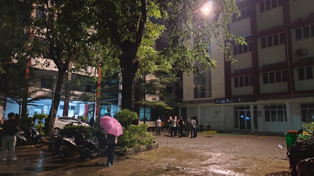 Thumbnail artikel Mahasiswa Unsika Rasakan Gempa, Mahasiswa: “Dari Masjid Pintunya Kebanting Kacanya ‘Dar’, Kebuka”