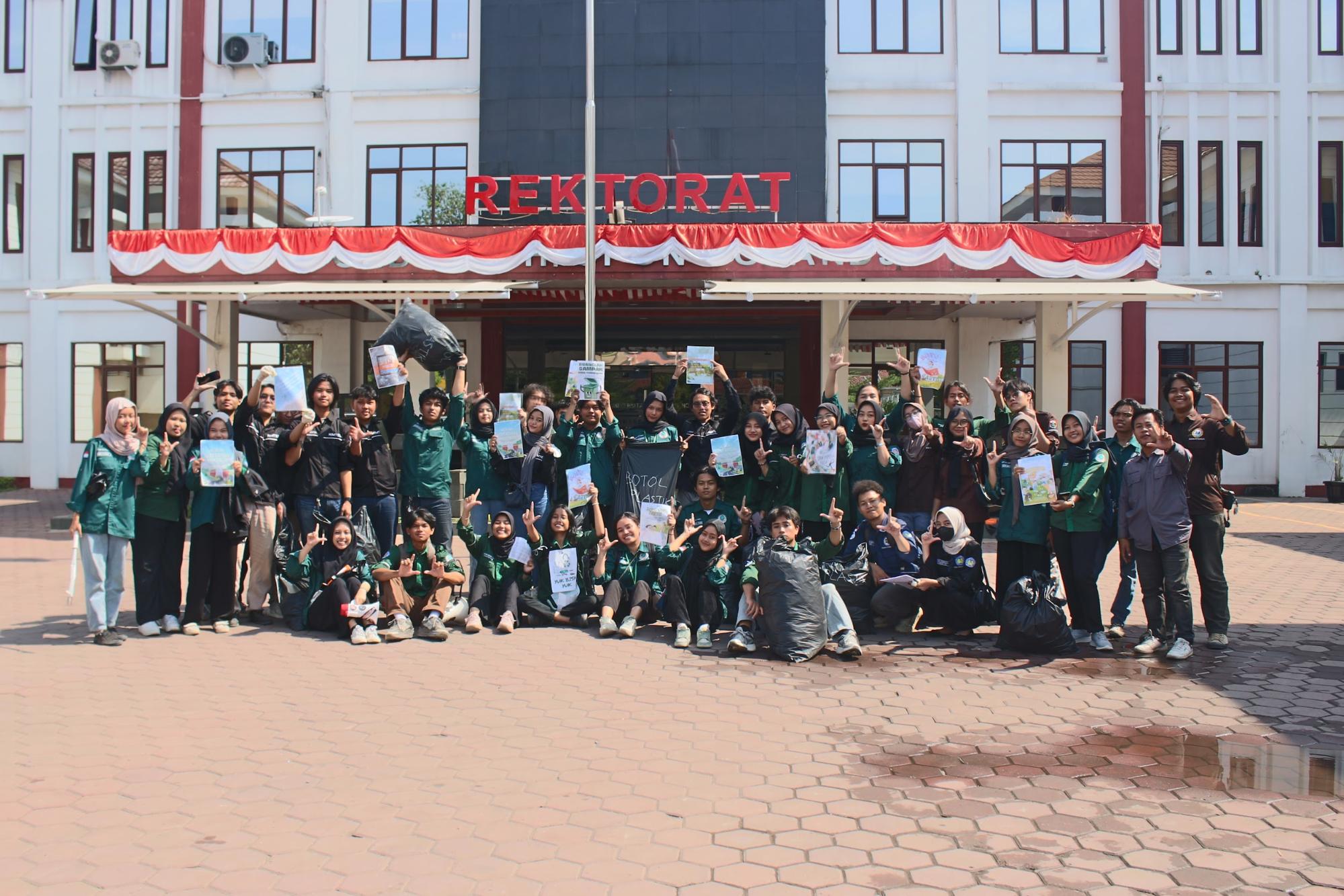 Thumbnail artikel Sadarkan Akan Kebersihan: HMTL Unsika Adakan Aksi Sekolah Isu Lingkungan